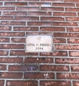 Is Perugia's city center easily accessible from the train station