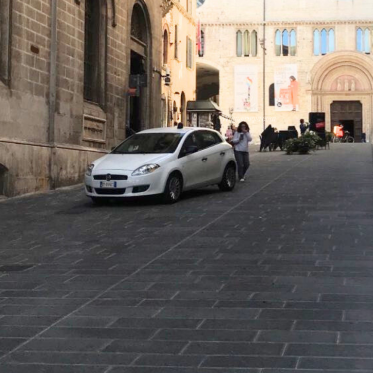 In Perugia, do taxis only operate on a cash-only basis